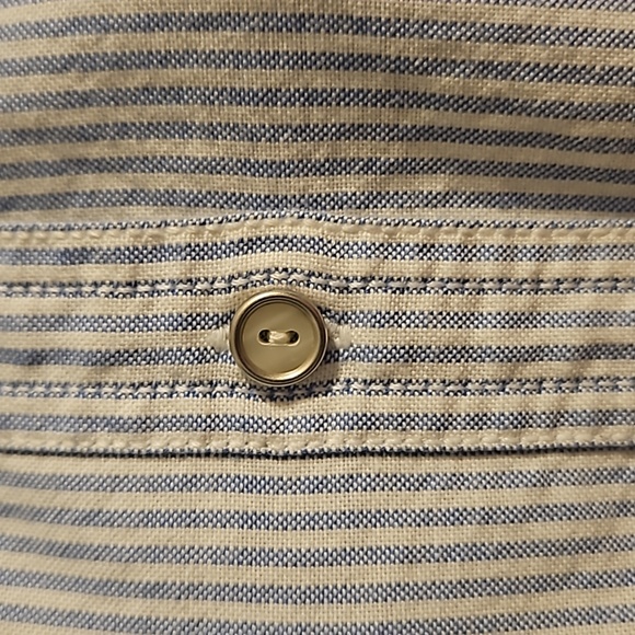 Classic Tommy Hilfiger shirt. Size 8 - Picture 6 of 6